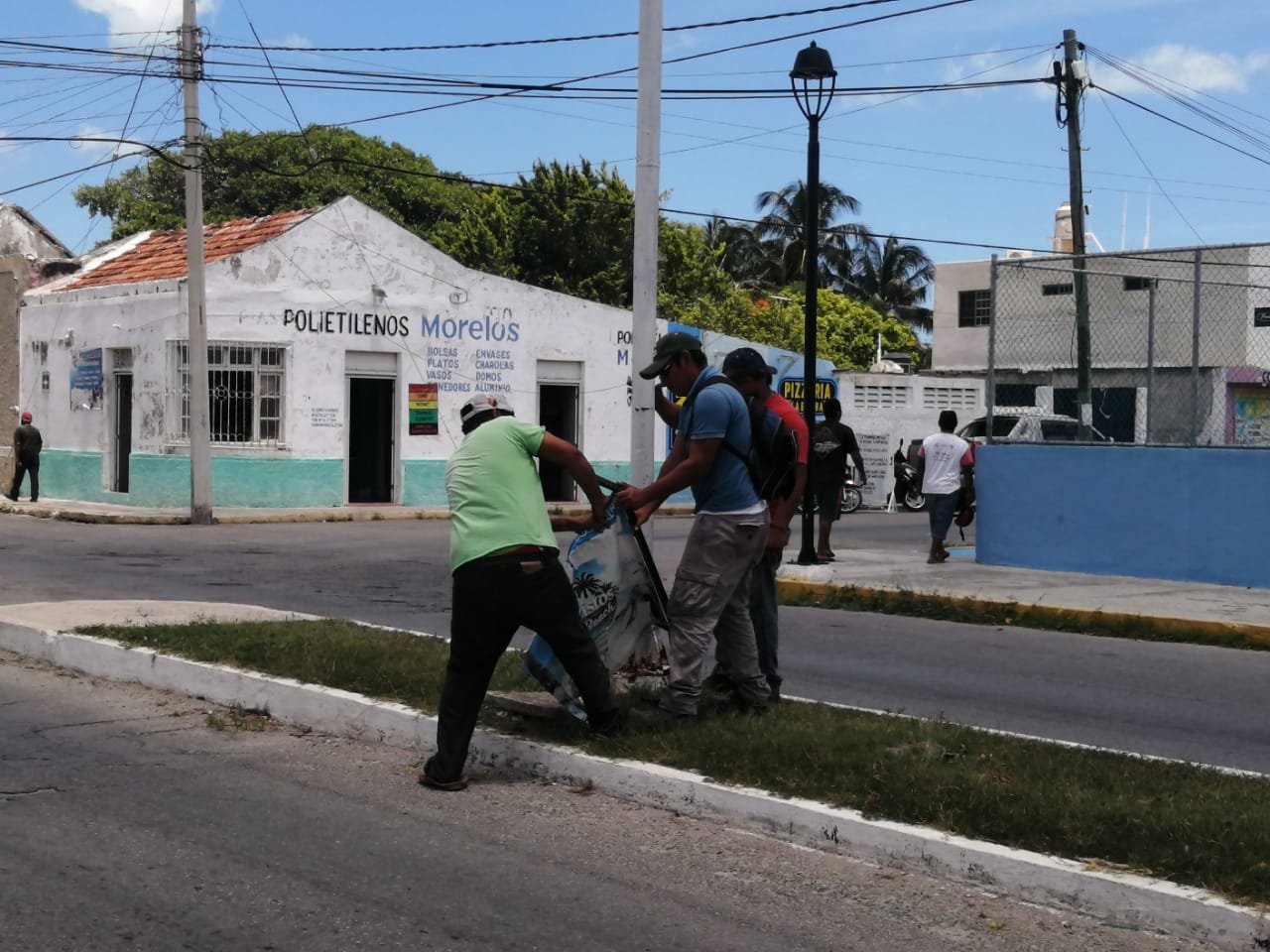 Retiran centenar de anuncios en Progreso