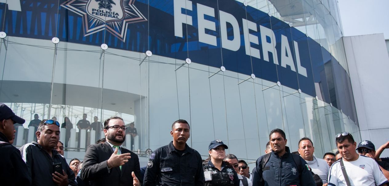 Trabajo o despido digno, piden policías federales