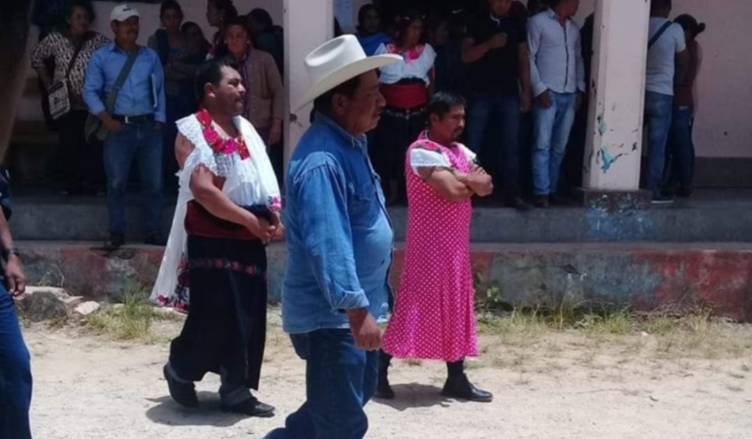 Visten de mujer a alcalde de Huixtán, Chiapas, por incumplir promesas de campaña
