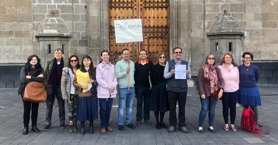 Científicos acusan que recortes afectan sus experimentos y ahuyentan a los jóvenes