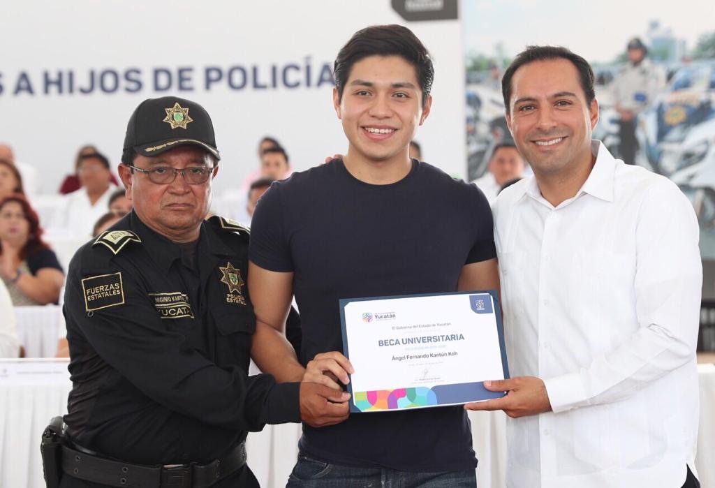 El Gobernador Mauricio Vila Dosal inicia la entrega de becas universitarias para hijos de policías yucatecos