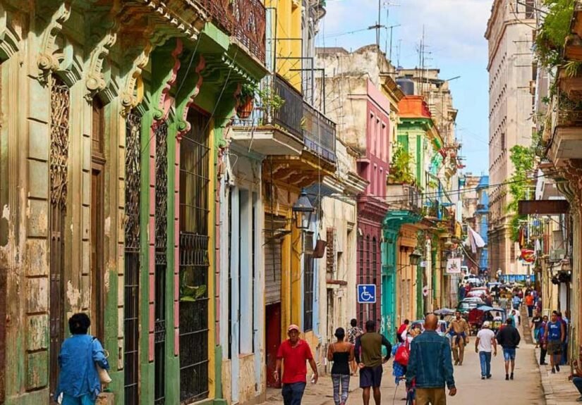 cuba-la-havane-rue-pedro-szekely-flickr