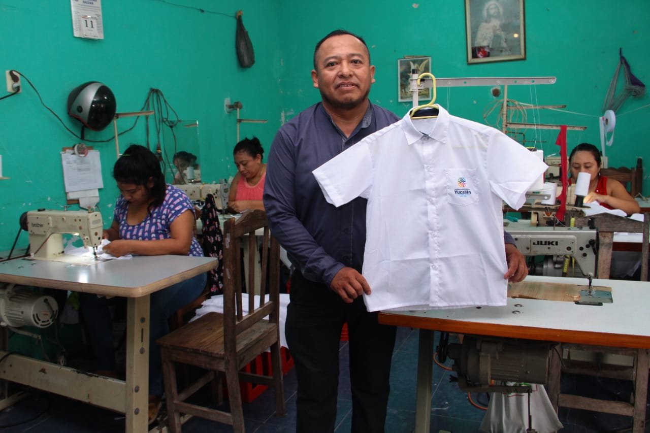 Concluye proceso de elaboración de camisas escolares