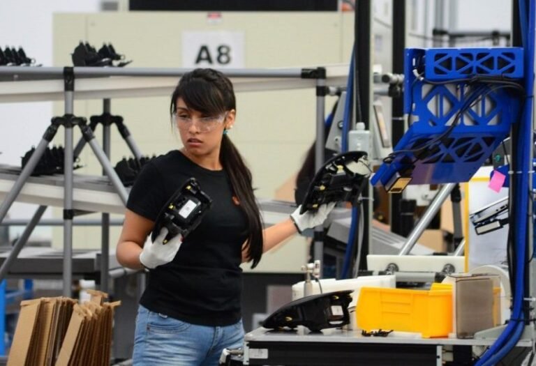 joven-trabajadora-maquiladora-e1565135115425