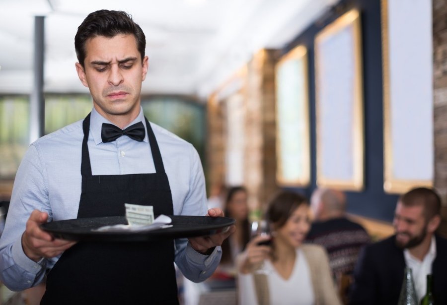 Senadores piden eliminar el cobro impuestos a las propinas