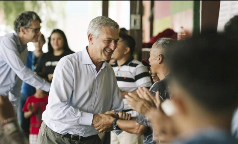 El-Alto-Comisionado-de-las-Naciones-Unidas-Filippo-Grandi-saluda-a-los-residentes-de-la-Casa-del-Migrante-durante-su-visita-en-Saltillo-México.-ACNURGabo-Morales-e1570059350147