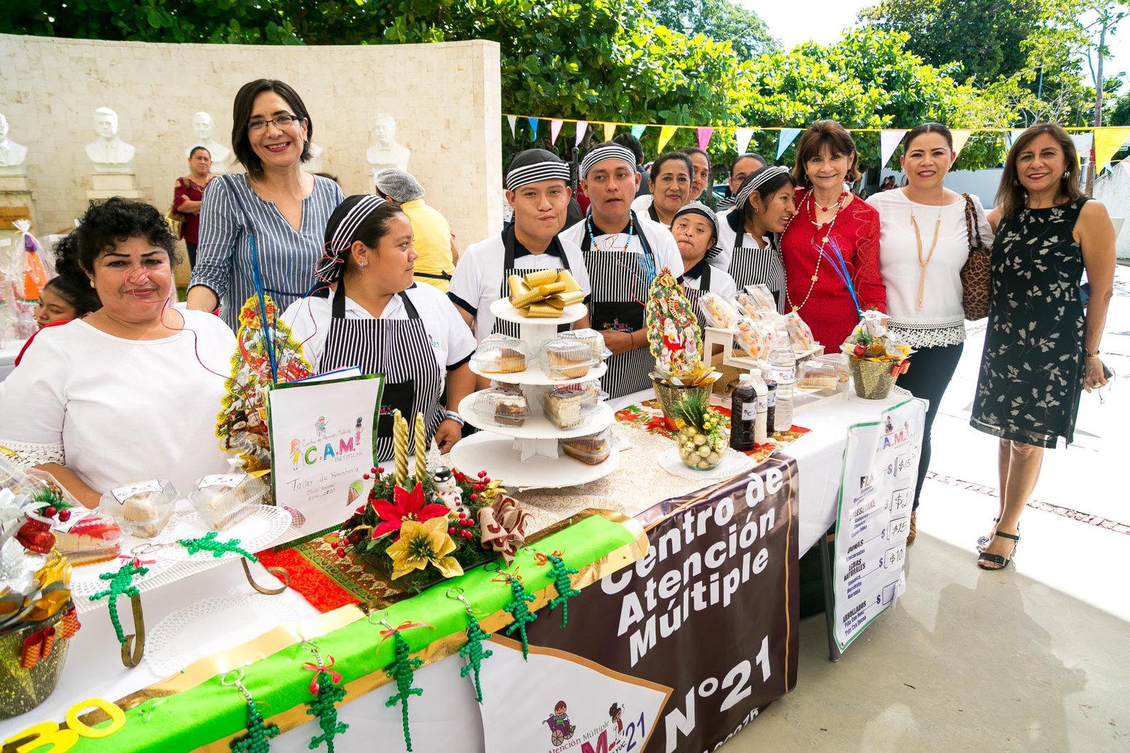 Jóvenes con discapacidad exponen productos de su creación