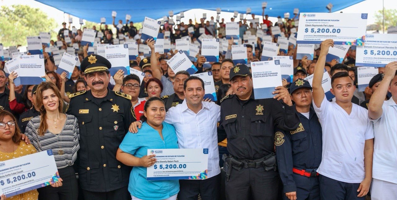 Entrega el Gobernador Mauricio Vila becas económicas a hijos de policías