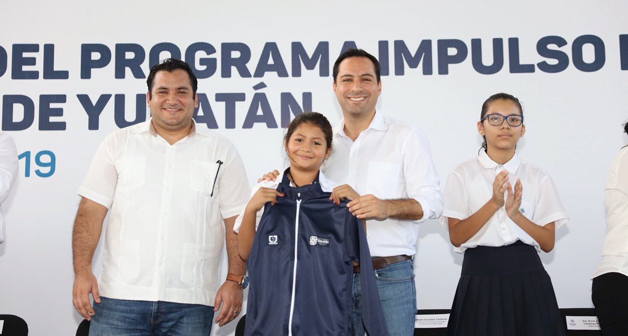 Vila Dosal entrega chamarras para proteger a niños durante la época de frío