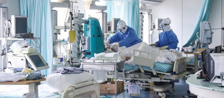 enfermeras-tratan-enfermo-unidad-cuidados_0_22_958_596