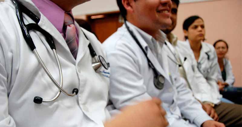 Pasantes médicos retomarán funciones si cuentan con equipo necesario
