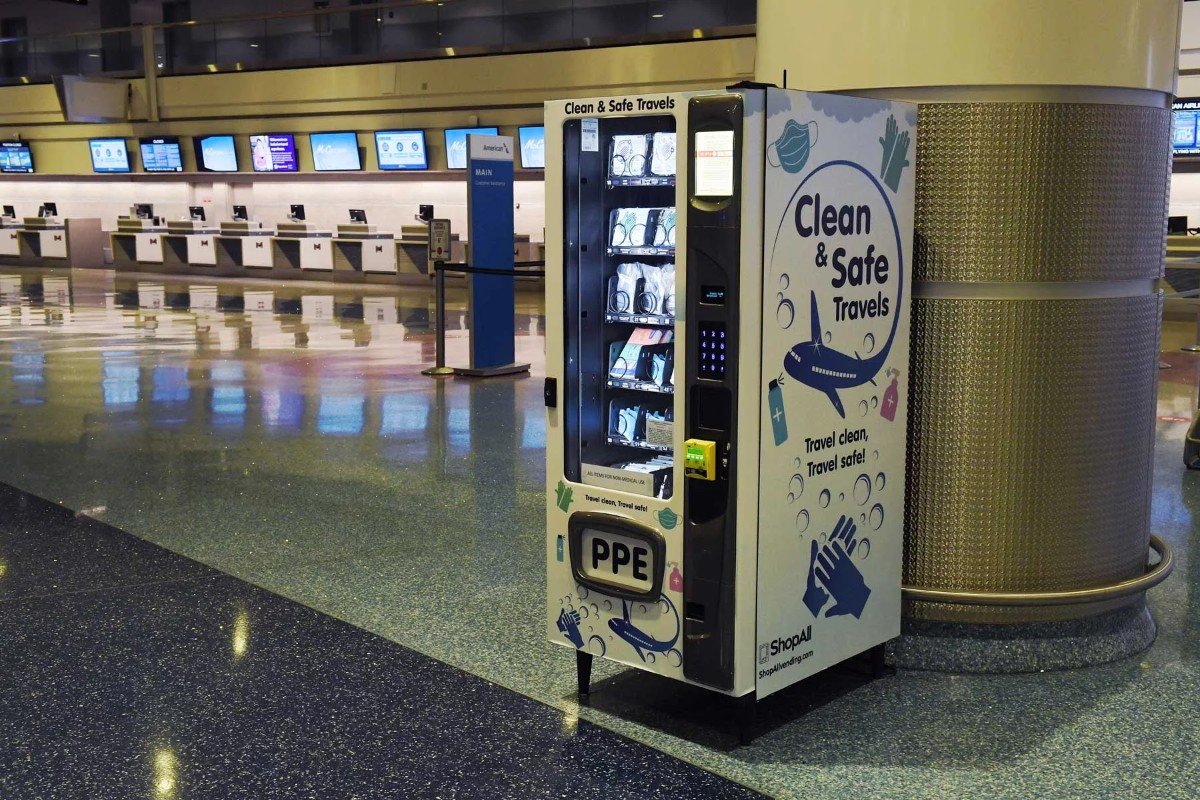 Ya hay máquinas expendedoras de PPE en el aeropuerto de Las Vegas