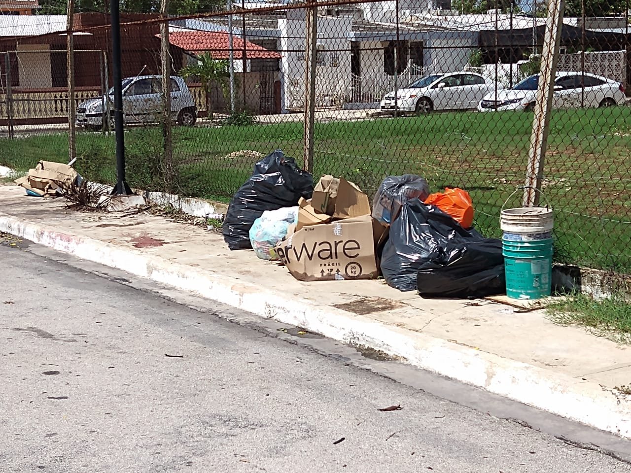 «Cristóbal» se aleja y Mérida se llena de baches, moscos y basura