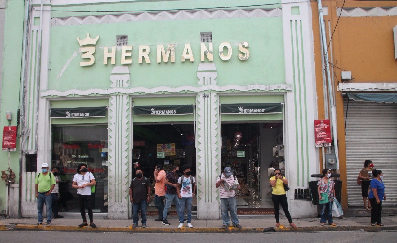 Inicia la reactivación de los negocios en el centro histórico de Mérida.