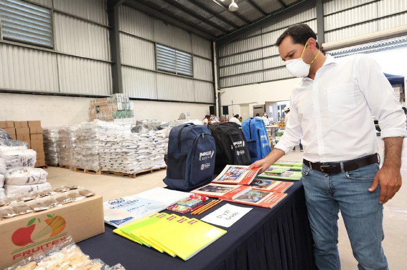 Mauricio Vila entrega de 272 mil 840 paquetes útiles escolares en «Impulso Escolar»