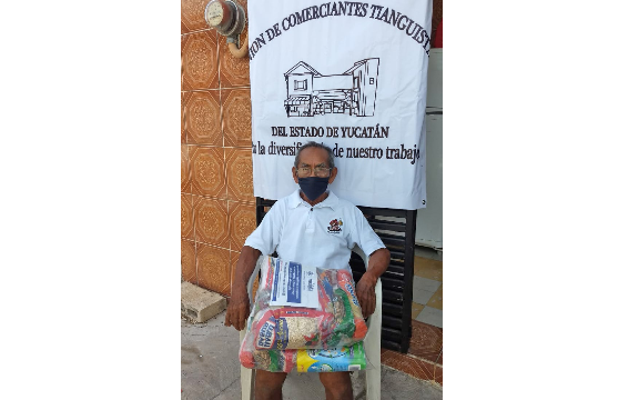 Ayuntamiento de Mérida entrega despensas a tianguistas