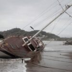 FOTO DE ARCHIVO. Un bote dañado yace en una playa de San Juan del Sur en Nicaragua tras una de las últimas tormentas en azotar el país en 2017.  REUTERS/Oswaldo Rivas