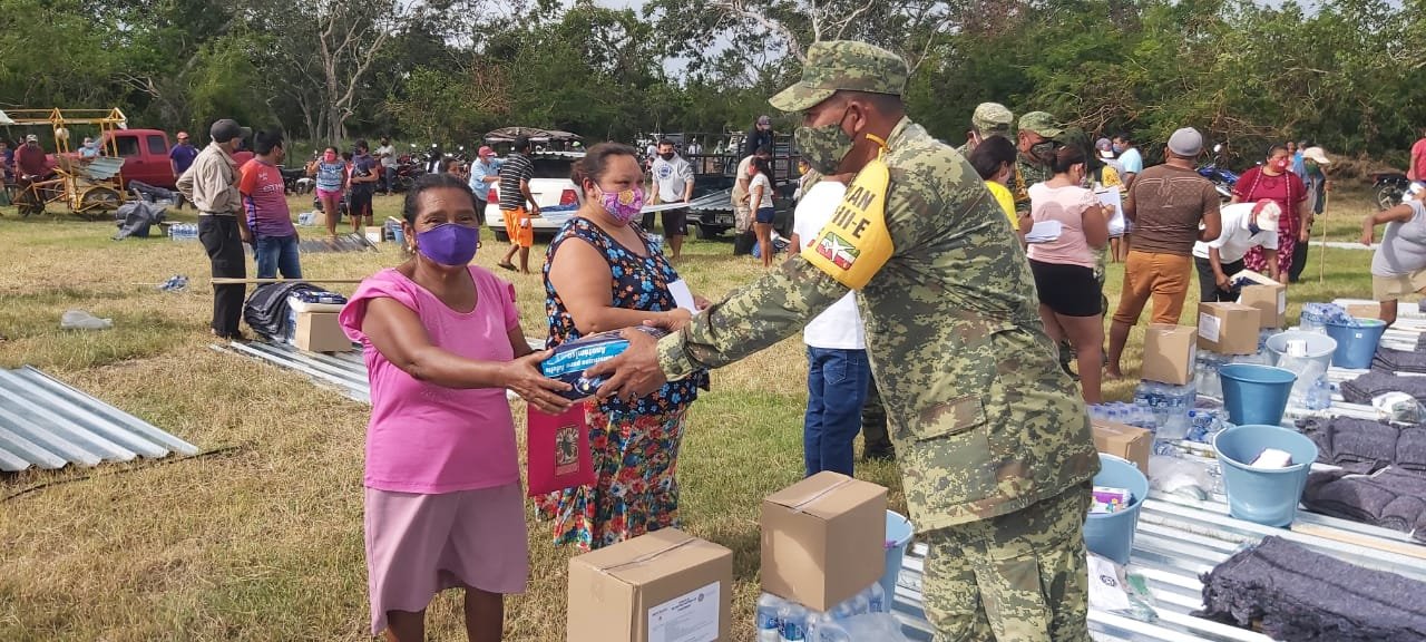 Ejército entrega apoyos a familias yucatecas.