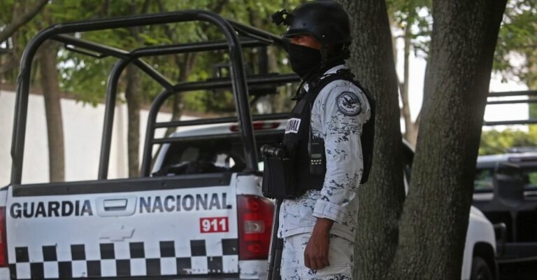 Dos efectivos de la Guardia Nacional custodian un costado de Casa Jalisco, esto por ordenes del Presidente de México Andrés Manuel López Obrador y después de recibir amenazas por parte del Cartel de Jalisco Nueva Generación (CJNG) hacia el Gobernador del Estado Enrique Alfaro Ramírez.