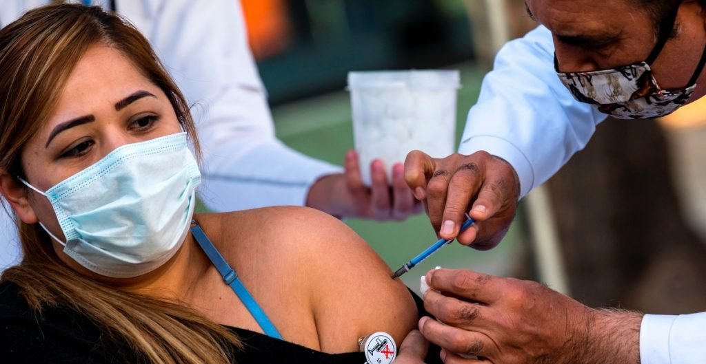 México cumple dos semanas de vacunación con poco orden y muchas quejas