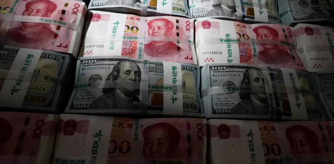 El yuan chino amenaza con ‘comerse’ al dólar y poner fin a su hegemonía mundial