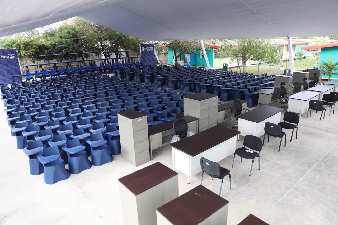 Gobierno del Estado entrega mobiliario a 22 escuelas públicas de Mérida