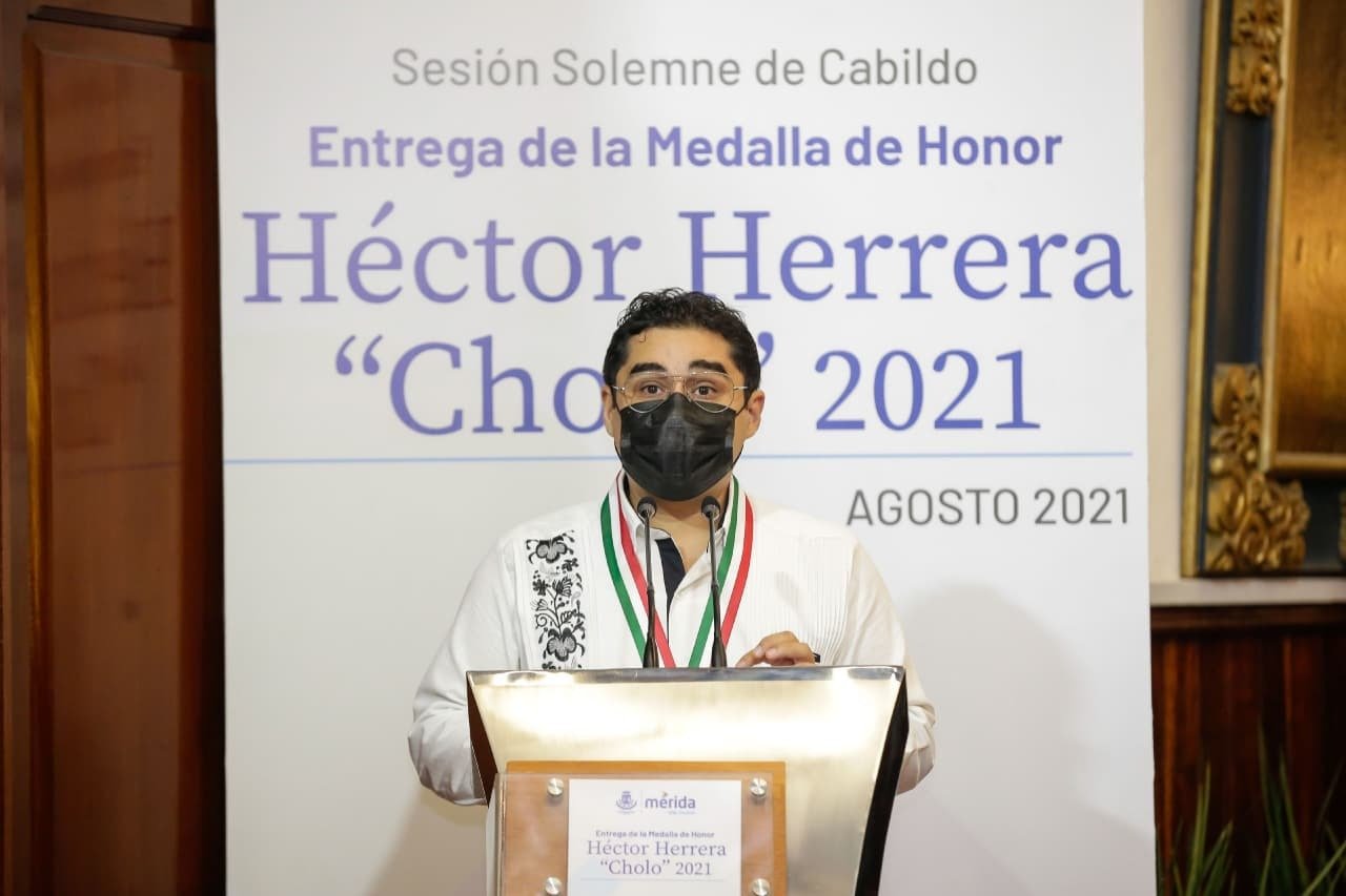 El Ayuntamiento entrega la medalla Héctor Herrera “Cholo” 2021 a Erick Ávila “Cuxum”