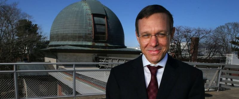 «Busco inteligencia en el espacio porque a menudo no la encuentro en la Tierra»: Avi Loeb