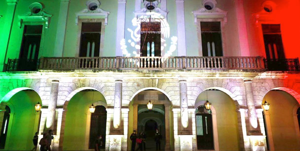 Iluminan fachada de Palacio de Gobierno por festejos patrios