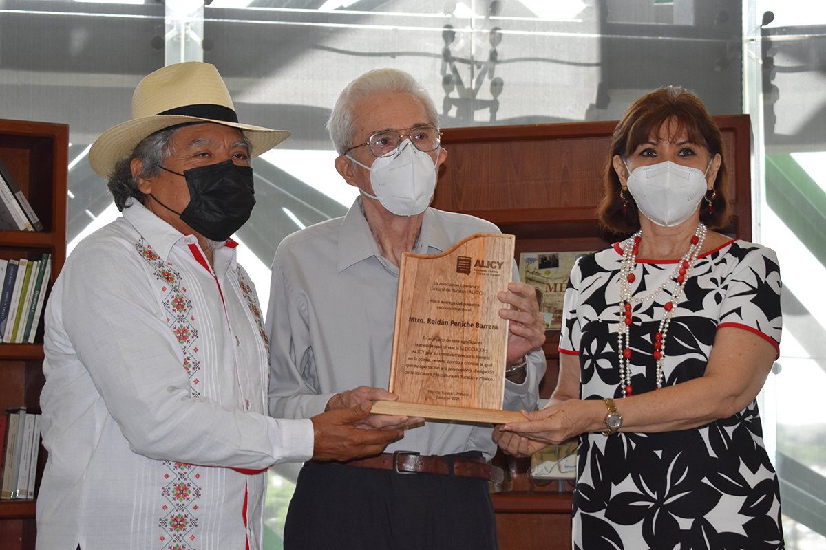 Roldán Peniche Barrera, pilar en la formación de jóvenes escritores