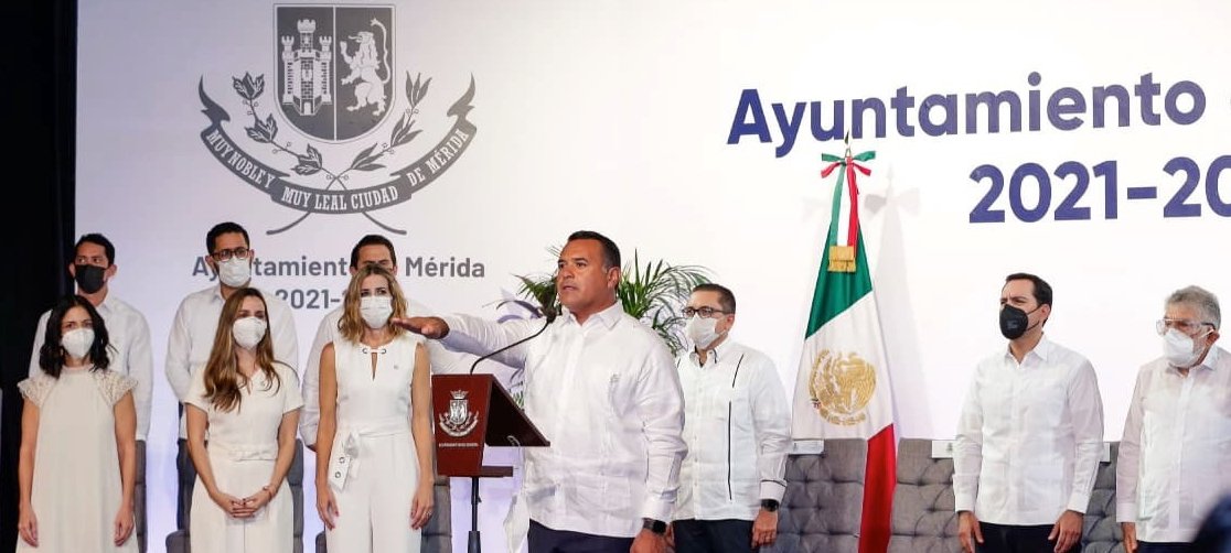 Renán Barrera Concha rinde compromiso al frente del Ayuntamiento de Mérida