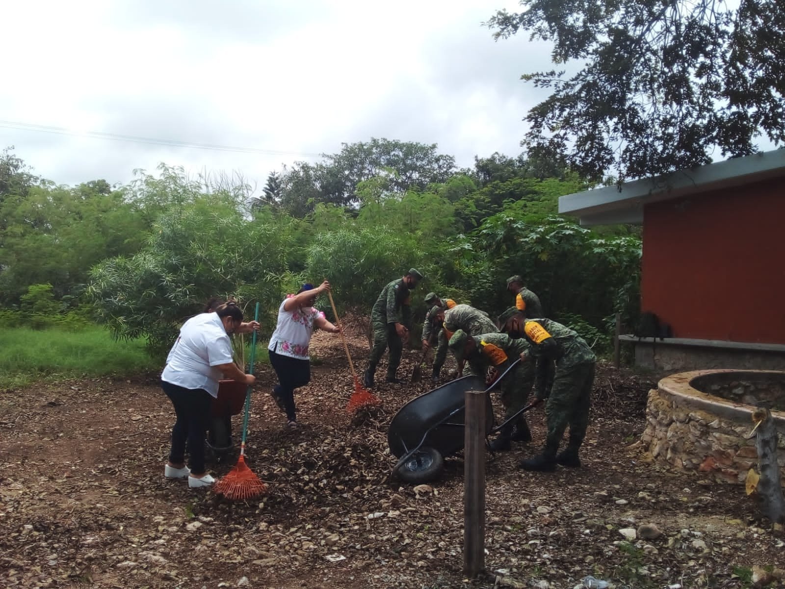 Ejército realiza actividades de labor social en escuela primaria.