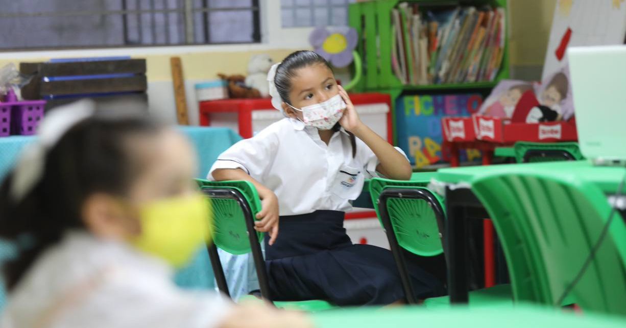 Niños mayores de 6 años si deben de recibir vacuna: Dr. Castro Sansores