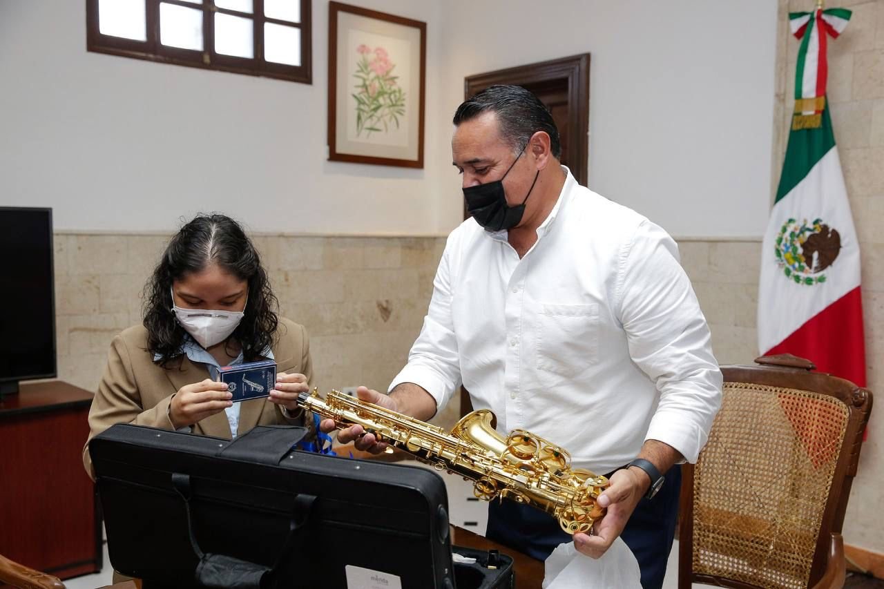 El alcalde Renán Barrera recibió la visita de Mayra Medina González, destacada académica y deportista