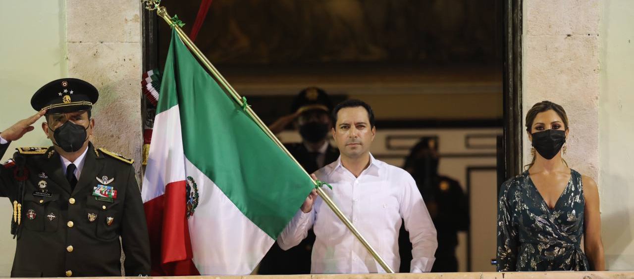 Viva la unidad de los yucatecos ante la adversidad grita Vila Dosal en la noche del grito