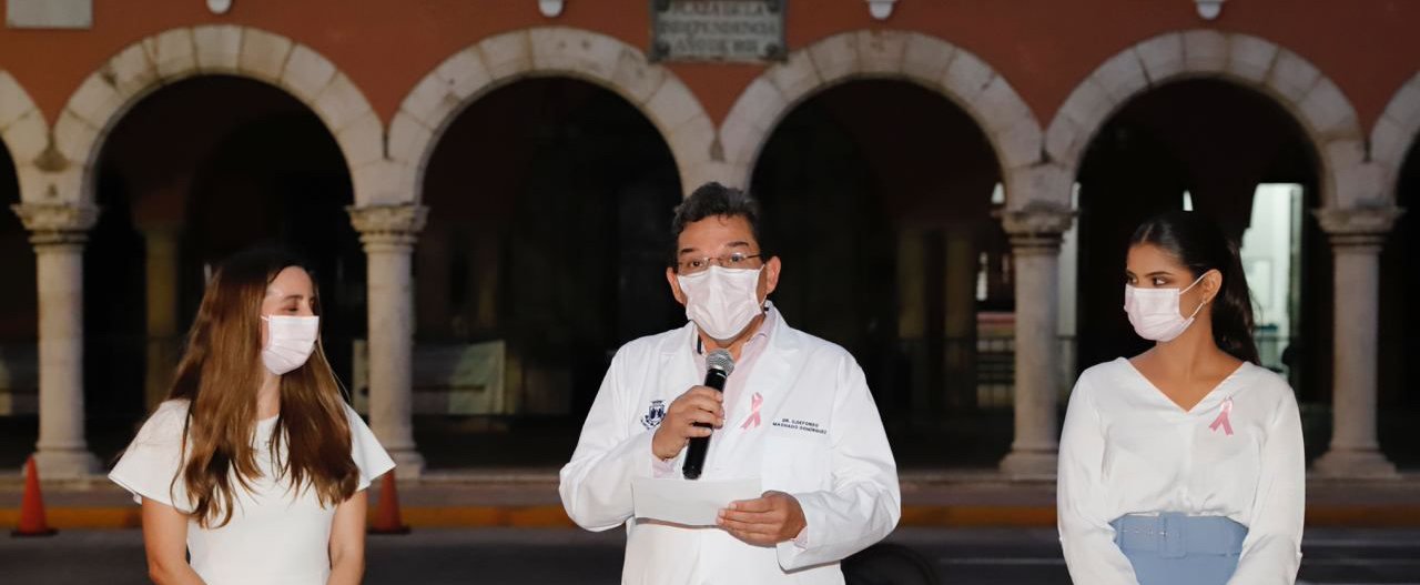 El Palacio Municipal y el Monumento a la Patria se iluminan de rosado