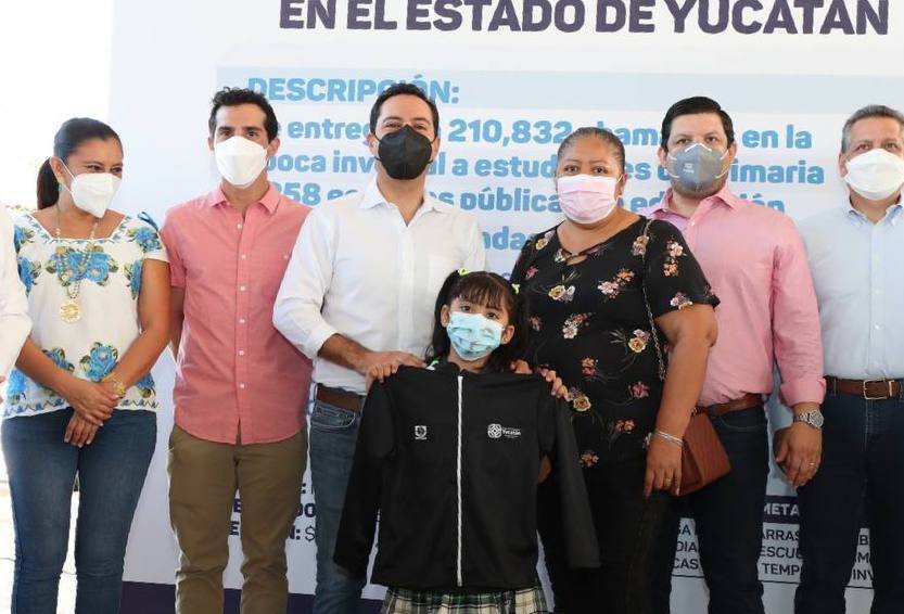 El  Gobernador Mauricio Vila distribuye chamarras del programa bienestar escolar 