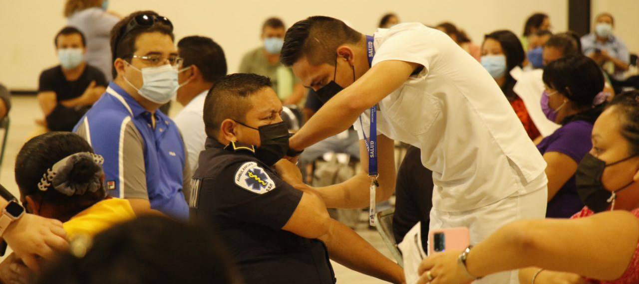 Personal  de salud reciben este lunes la vacuna de refuerzo