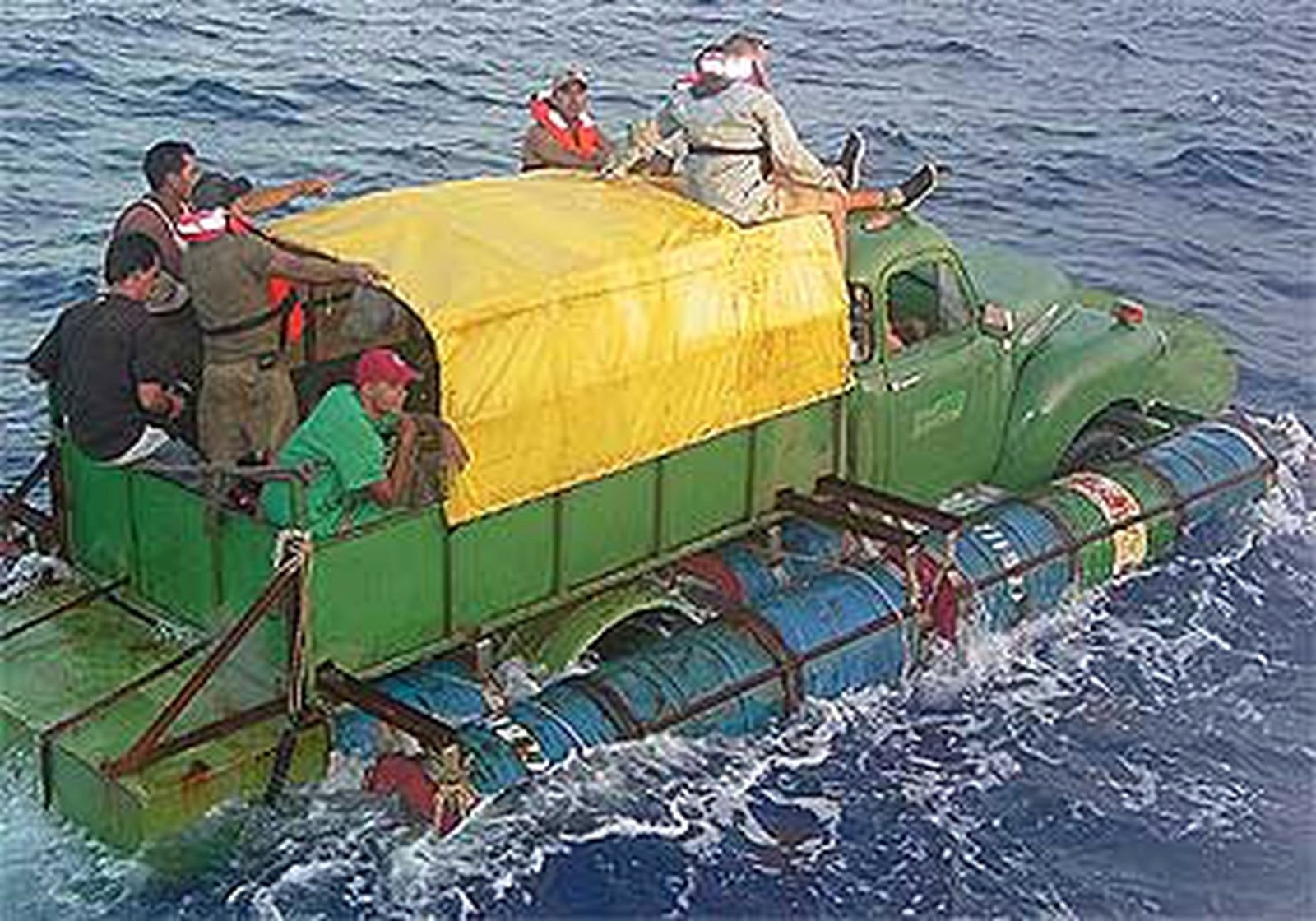 Armada de México rescata a 7 balseros cubanos en el Canal de Yucatán