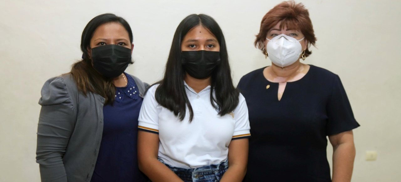 Alumna de Prepa 2 de UADY logra examen perfecto en matemáticas 
