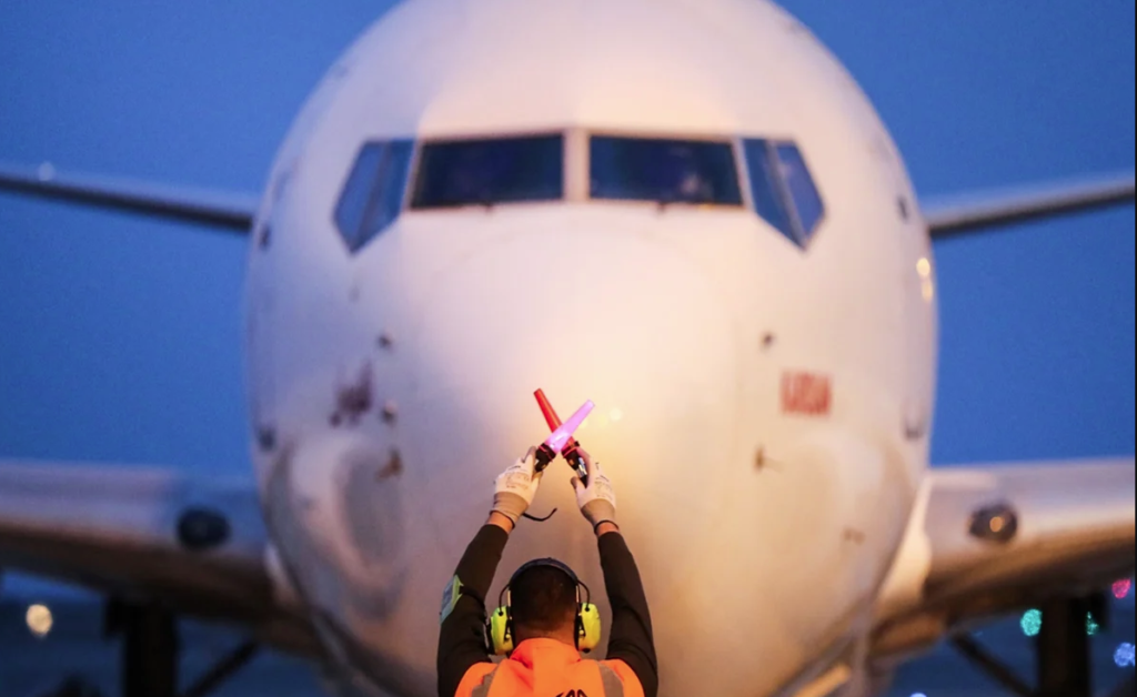 Ante posible invasión, aerolíneas cancelan vuelos a Ucrania