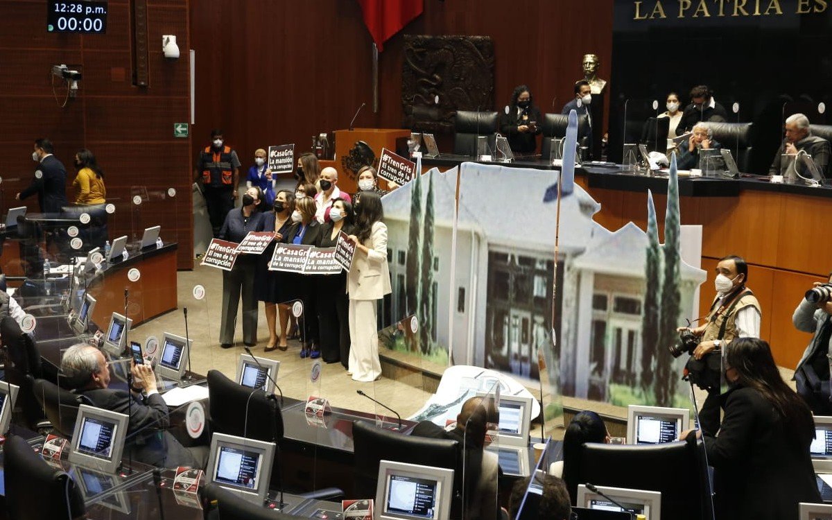 Panistas llevan ‘casa’ en Houston y la ‘alberca’ al Senado