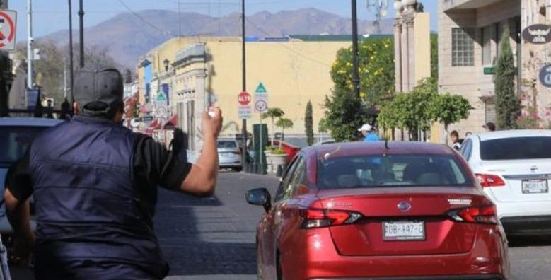 Morenistas despiden a Mario Delgado con huevazos y abucheos