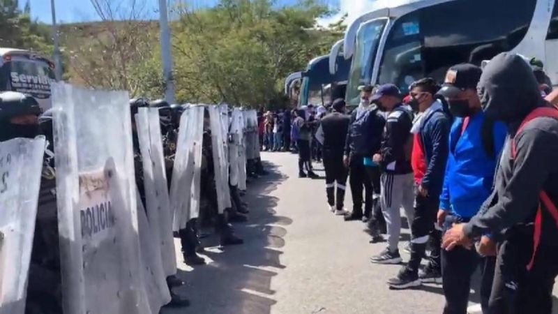Guardia Nacional impide bloqueo de normalistas de Ayotzinapa y éstos le lanzan un tráiler