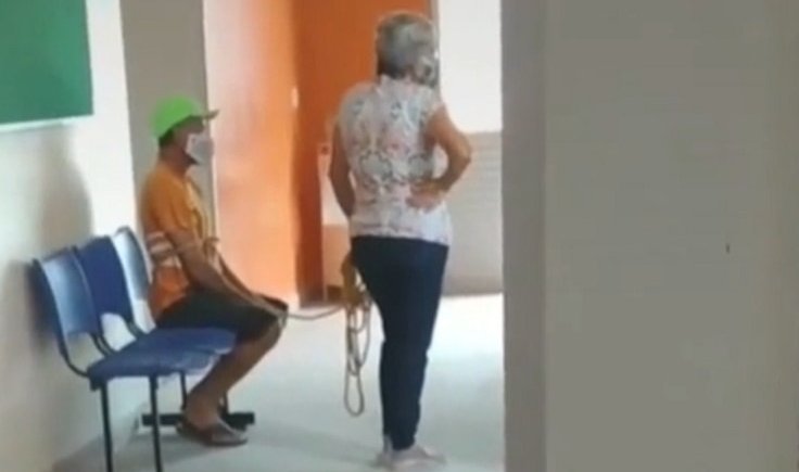 Una mujer ata a su marido y lo lleva a vacunarse contra la Covid