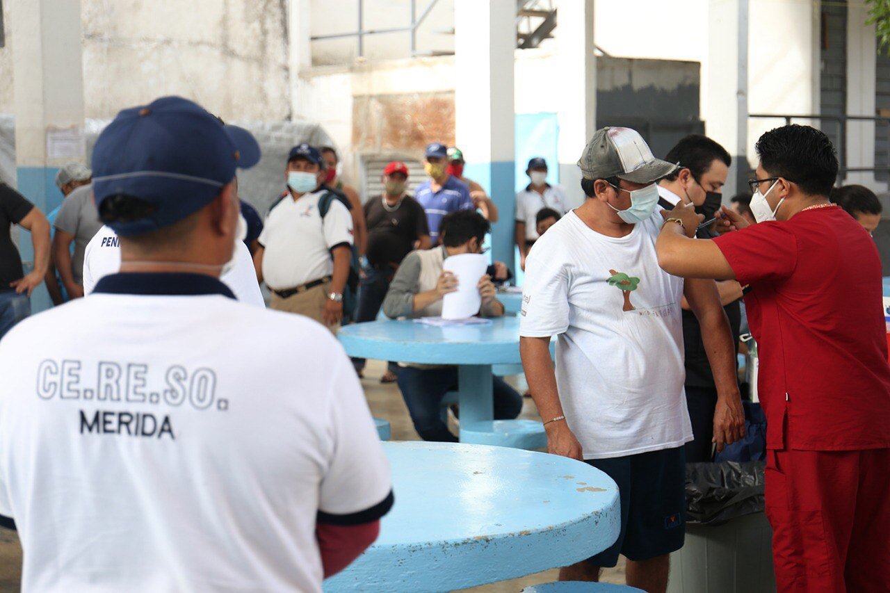 Internos del Cereso de Mérida reciben vacuna de refuerzo contra Covid-19