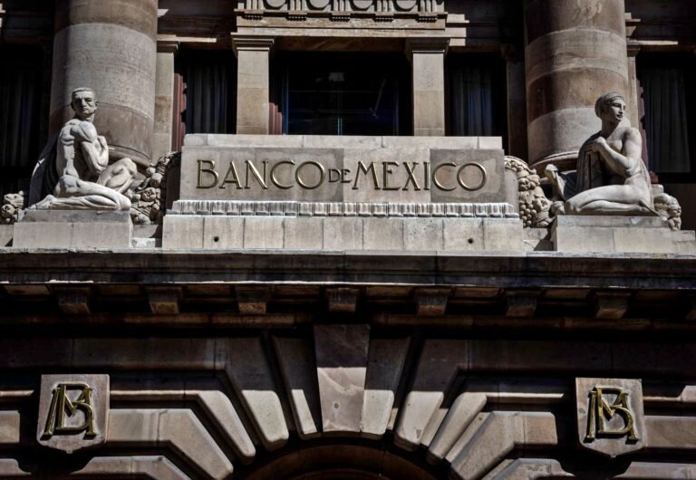 Banco de México recortó la tasa de interés referencial de un 4.25 a un 4 por ciento debido a la incertidumbre de la actividad económica en México provocada por la pandemia de covid-19.