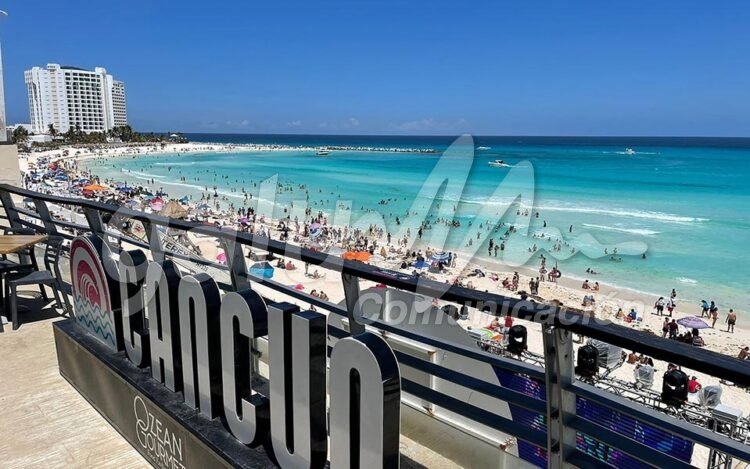 Playa Gaviota Azul con gran afluencia de turistas