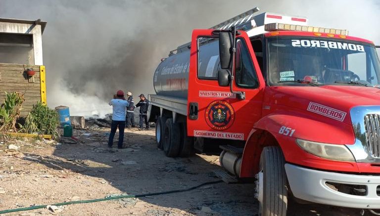 Bomberos combaten incendio en basurero de Valladolid 