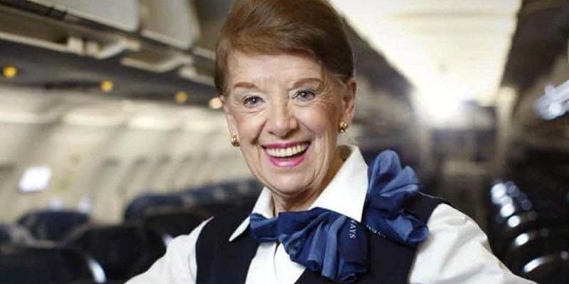 A sus 86 años sigue trabajando como Asistente de Vuelo